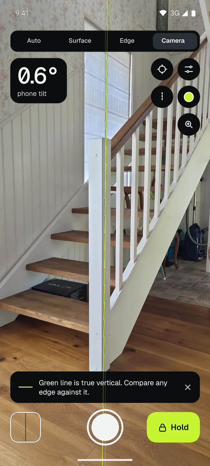Loodis camera level on a staircase photo: green true vertical line and 0.6° phone tilt